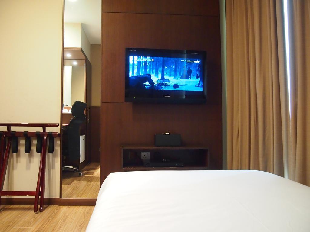 Roomz Hotel Seria Exterior foto
